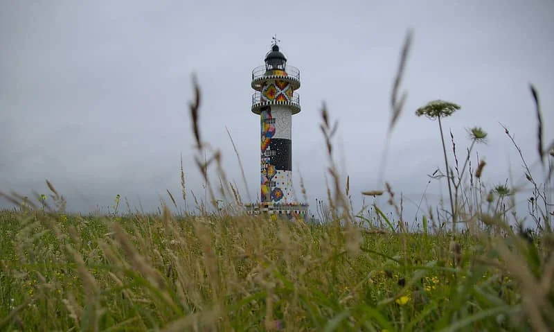 faro de ajo decorado por okuda