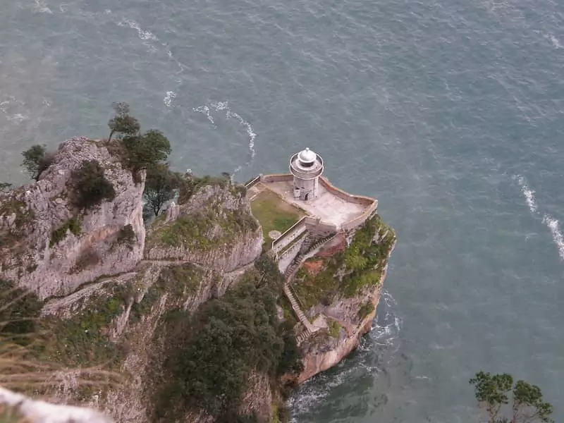 faro del caballo monte buceiro santona