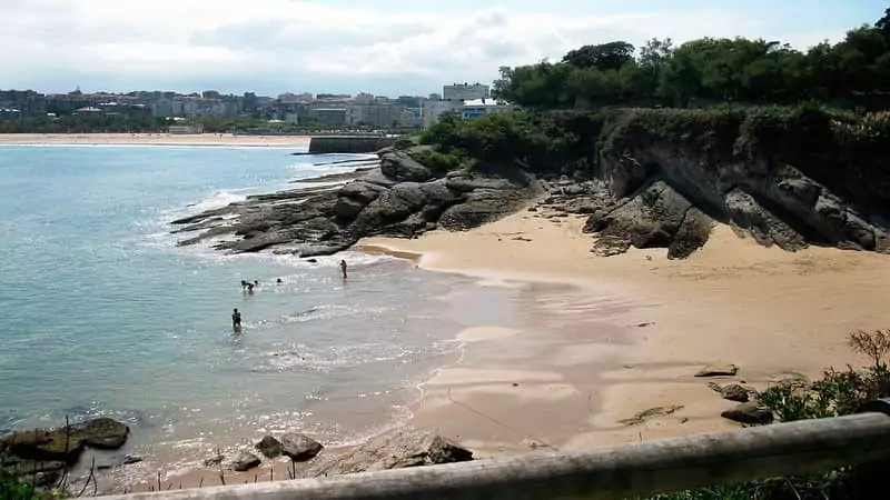 playa de los Molinucos con marea baja