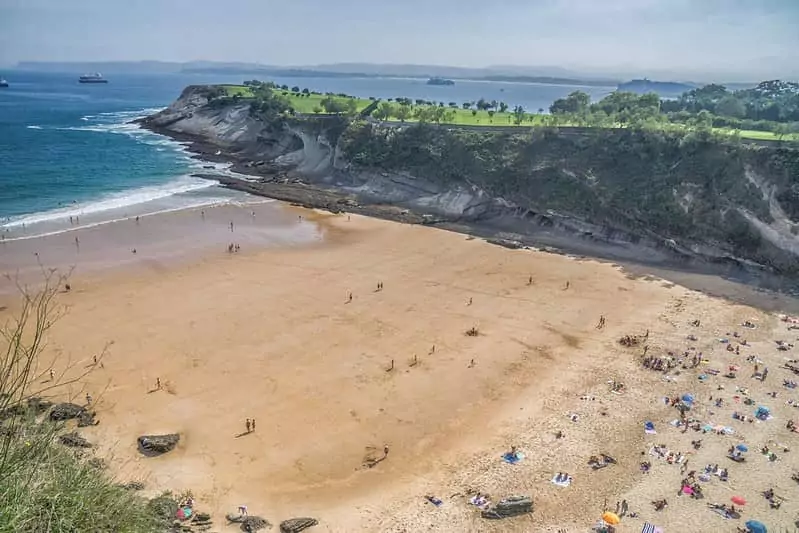 playa de Mataleñas al fondo el campo de golf y mas al fondo el sardinero