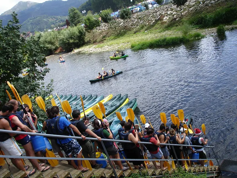 Turistas esperando para descender el rio